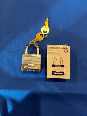 1ka-2730 Master Lock 323717 Slightly Used 1.75 Inch Laminated Steel Padlock